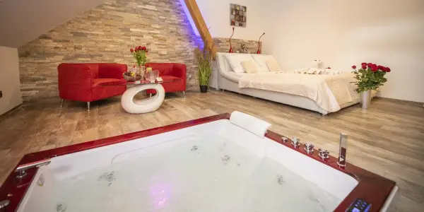 Romantika v Dobříši: apartmá s vířivou vanou či saunou