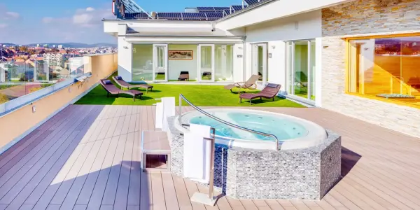 Hotel v Brně se snídaní i večeří a střešním wellness