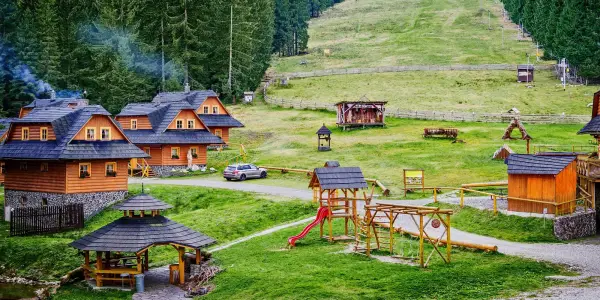 Tradiční koliba na Oravě: polopenze i wellness