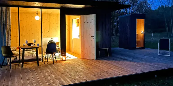Minimalistický tiny house se soukromou saunou