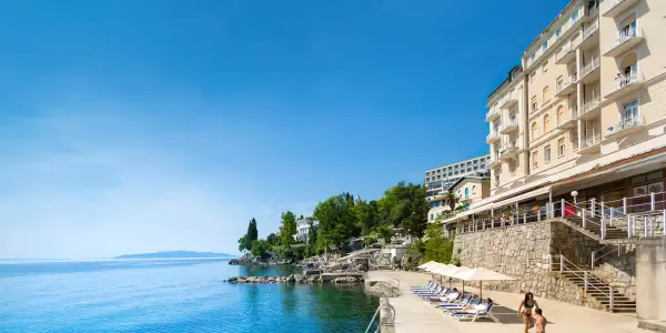 Dovolená na Istrii: hotel na pláži, vnitřní bazén, až 2 děti zdarma