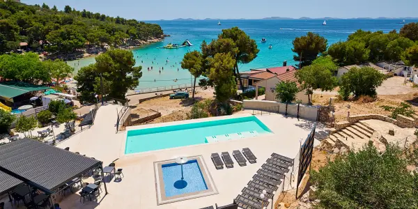 Pobyt v Dalmácii: 3* hotel u pláže, polopenze i bazén