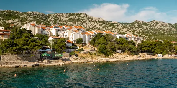 Chorvatsko: oblíbený hotel s bazénem hned u pláže a až 2 děti zdarma
