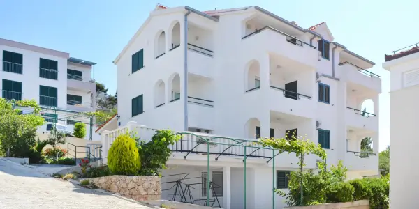 Léto v Chorvatsku u Omiše: apartmán 60 m od pláže