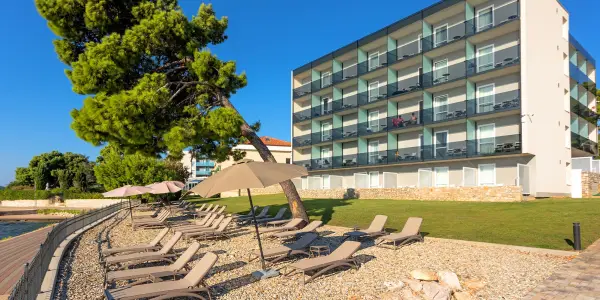Hotel na pobřeží Jadranu: bazén, jídlo i 2 děti zdarma