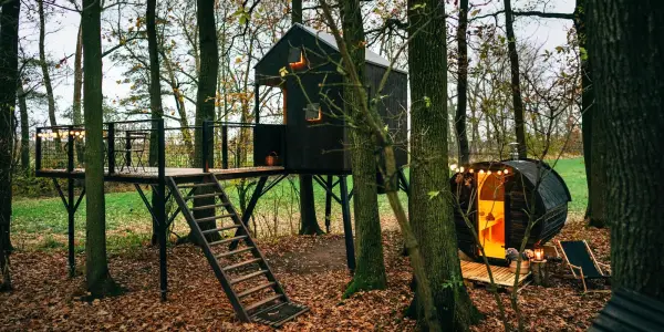Kouzelný treehouse i sudová sauna až pro 4 osoby
