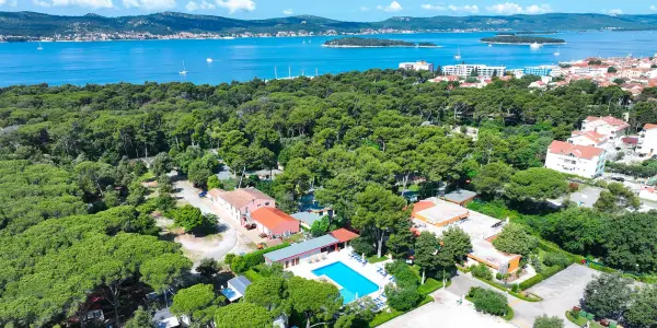 Bungalovy v Dalmácii s jídlem a bazénem