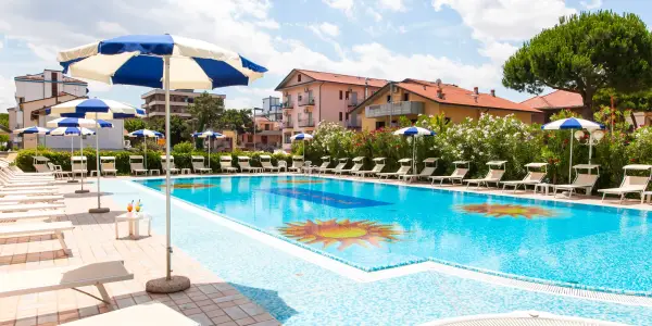 Cervia: hotel 60 m od písečné pláže, snídaně i vířivka