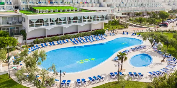 Istrie: 4* hotel se snídaní nebo polopenzí i bazény, až 2 děti zdarma