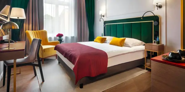 Stylový hotel v centru Krakova, snídaně, vana v pokoji