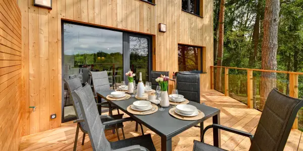 Moderní chata u řeky v jižních Čechách: sauna i terasa