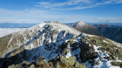 Přechod Nízkých Tater: pohled na Chopok a horní stanici lanovky z vrcholu Dereše. V pozadí vpravo Ďumbier.