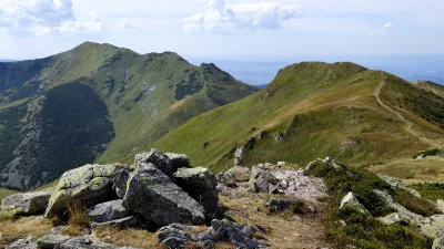 Malý Kriváň (úplně vlevo) a Pekelník z úbočí Velkého Kriváně