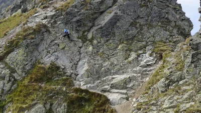 Na hřebeni Roháčů není nouze o náročné, řetězy zajištěné úseky