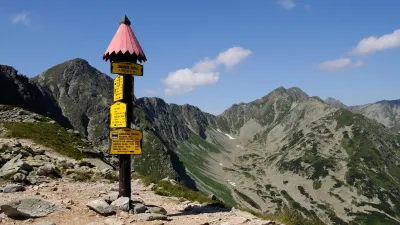 V Jamníckém sedle, v pozedí vlevo Plačlivé, vpravo Tri kopy