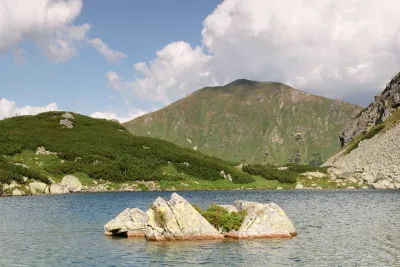 Čtvrté Roháčské pleso s Volovcem v pozadí