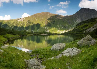 Ostrý Roháč a plačlivé se tyčí nad třetím Roháčským plesem