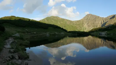 Volovec a Ostrý Roháč zrcadlící se na hladině jednoho z ples