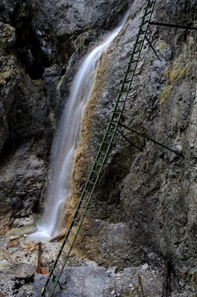 Slovenský ráj je proslulý dlouhými žebříky. Tento vede podél Velkého vodopádu v roklině Piecky.