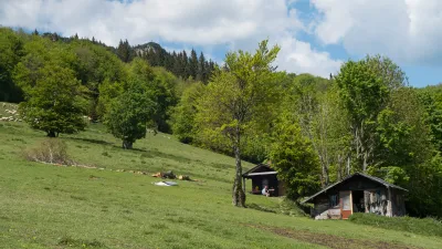 Salaše při výstupu na Ploskou