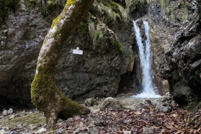 Prvním vodopádem v Sokolí dolině je Skalný vodopád