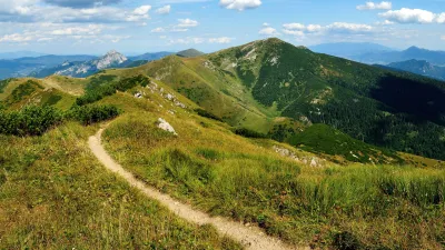 Výhled z Malého Kriváně na Velký Kriváň s Malým a Velkým Rozsutcem, Stohem a Chlebem na pozadí