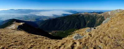 Výhled na Liptov a hřeben Nízkých Tater (vlevo) během výstupu na Baranec