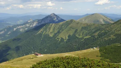 Výhled z Velkého Kriváně na horní stanici lanovky ve Snilovském sedle, Malý a Velký Rozsutec, Poludňový grúň a část hřebene zvanou Steny