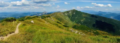 Z Malého Kriváně je nádherný výhled na Velký Kriváň a oba Rozsutce. V dálce můžete spatřit také Velký Choč a Západní Tatry.