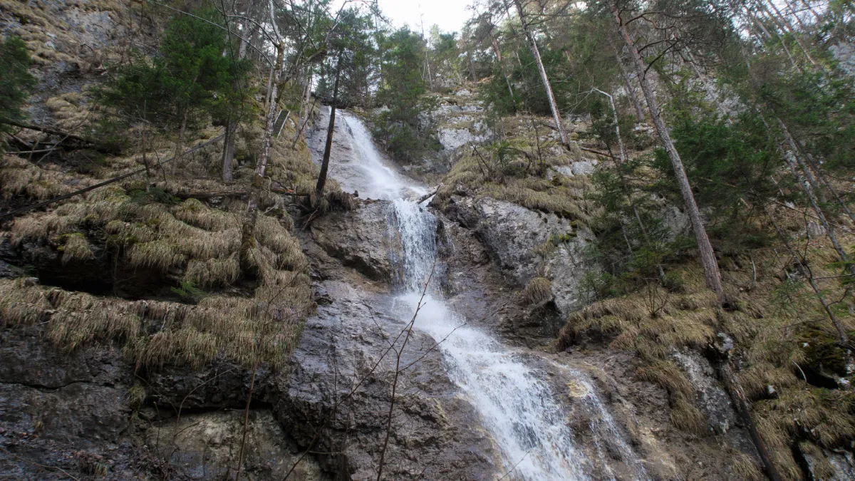 Střední část Závojového vodopádu, cesta vede po žebřících vlevo