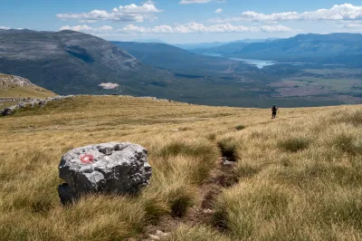 Sestup loukami. V pozadí Perućko jezero.