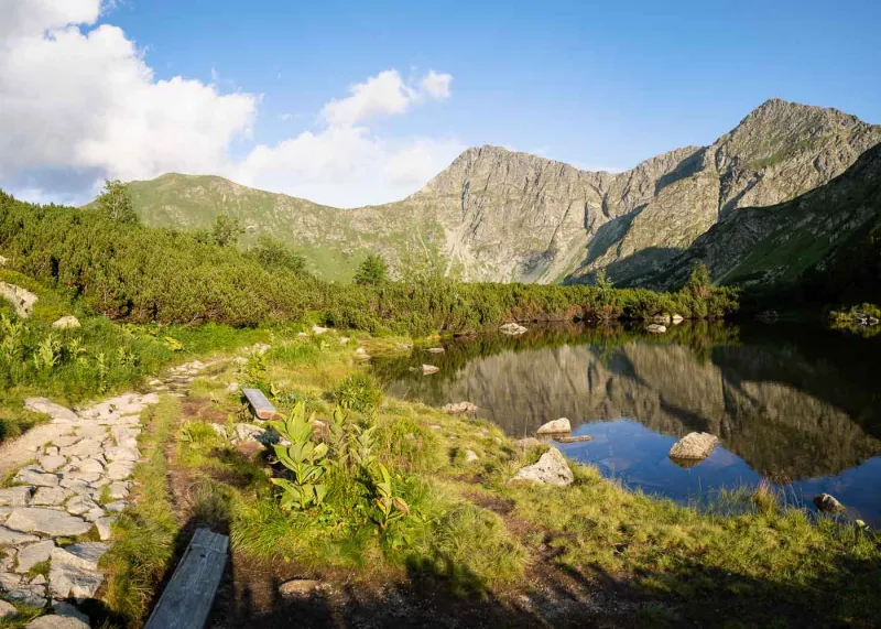 První Roháčské pleso s vrcholy Volovec (vlevo) a Ostrý Roháč