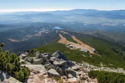 Pohled na Štrbské Pleso během výstupu na Predné Solisko. V pravé polovině pozadí se táhne hřeben Nízkých Tater.