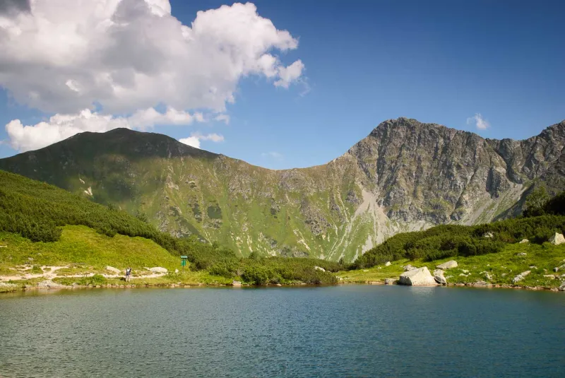 První Roháčské pleso s vrcholy Volovec (vlevo) a Ostrý Roháč