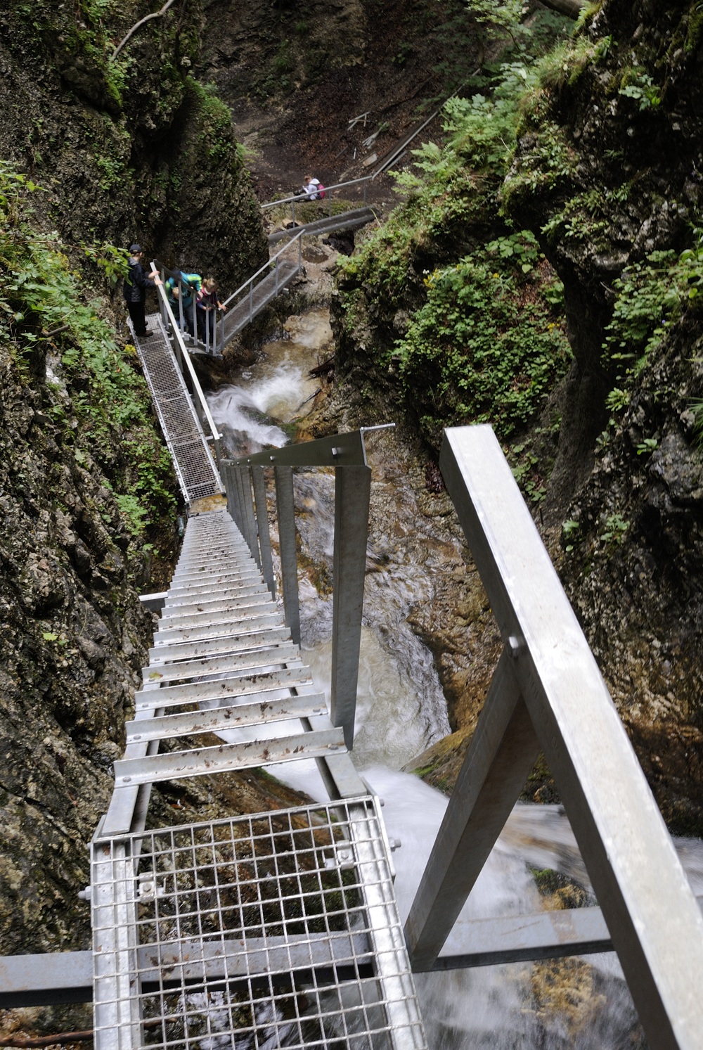 Jánošíkove diery nejsou vhodné pro osoby, které mají problém s výškami. Často se tu budete pohybovat na žebřících přímo nad vodopády.