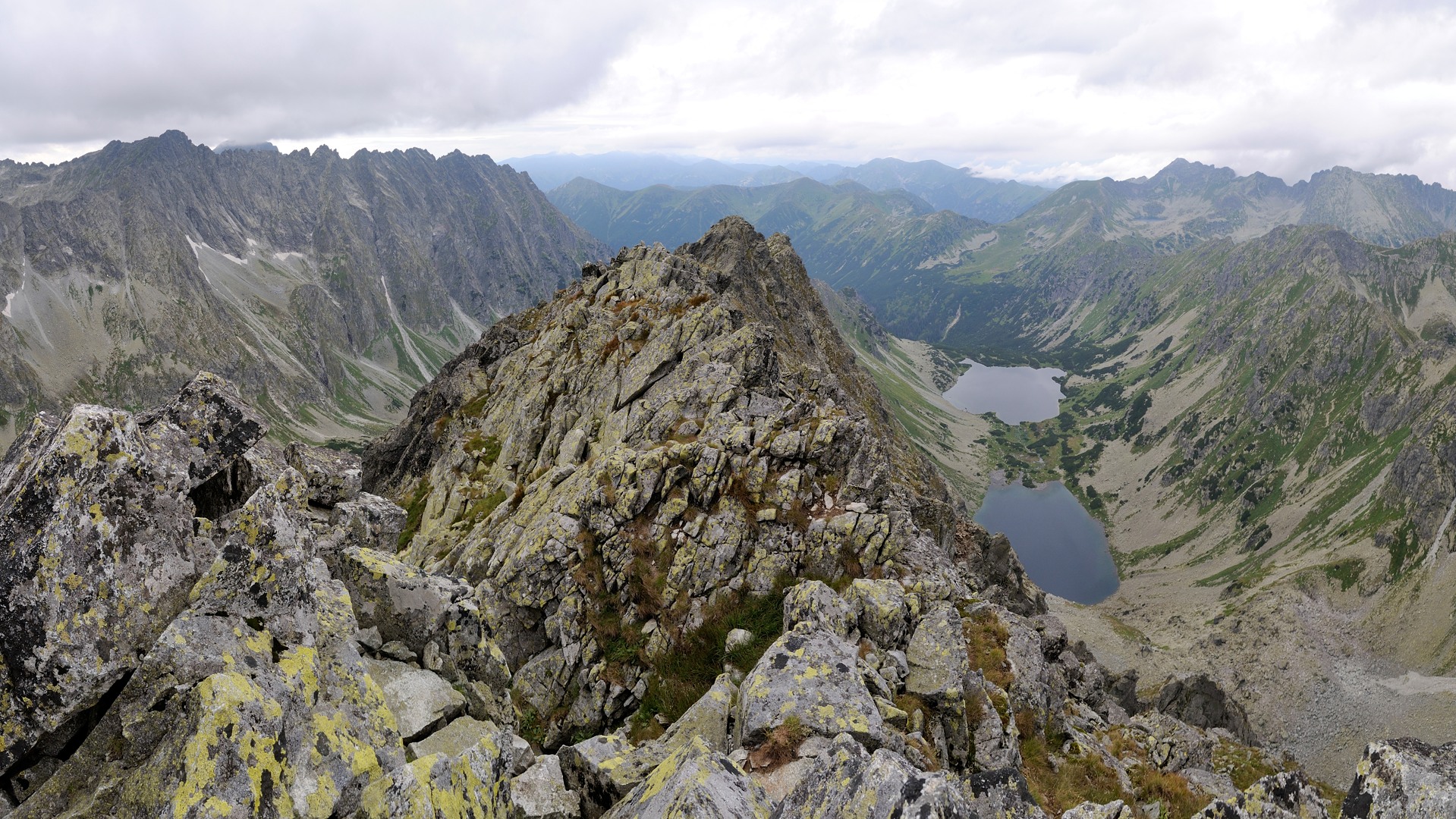 Výhled z Koprovského štítu do Temnosmrečianské (vpravo) a Hlinské doliny (vlevo)