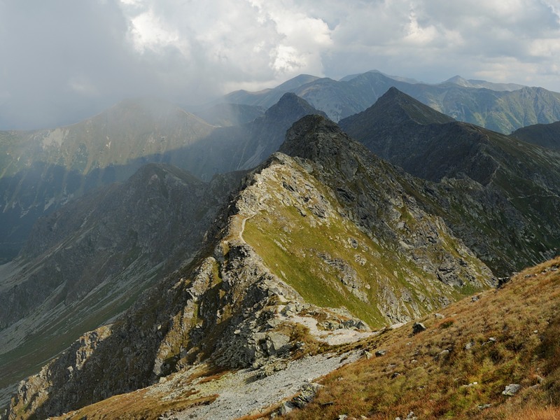 Výhled z Hrubé kopy směrem na východ na Tri kopy, Plačlivé, Ostrý Roháč a Volovec a další západotatranské vrcholy.