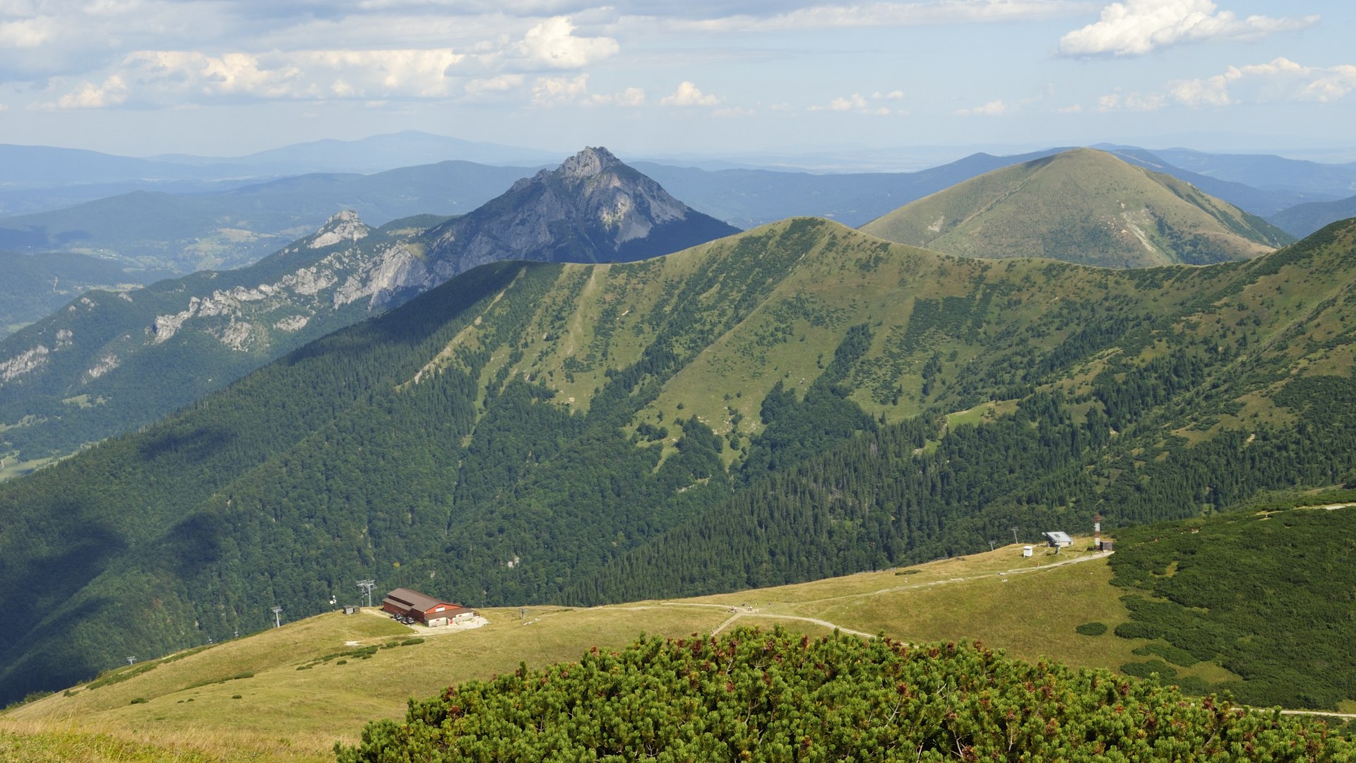 Výhled z Velkého Kriváně na horní stanici lanovky ve Snilovském sedle, Malý a Velký Rozsutec, Poludňový grúň a část hřebene zvanou Steny