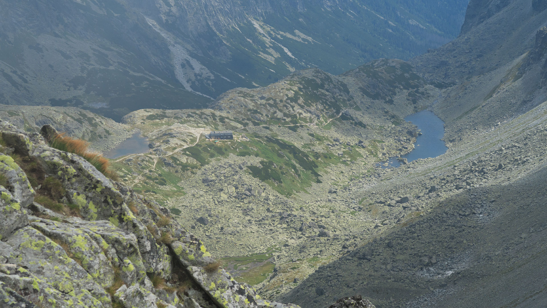 Výhled z vrcholu Východná Vysoká: Velká studená dolina a Zbojnická chata